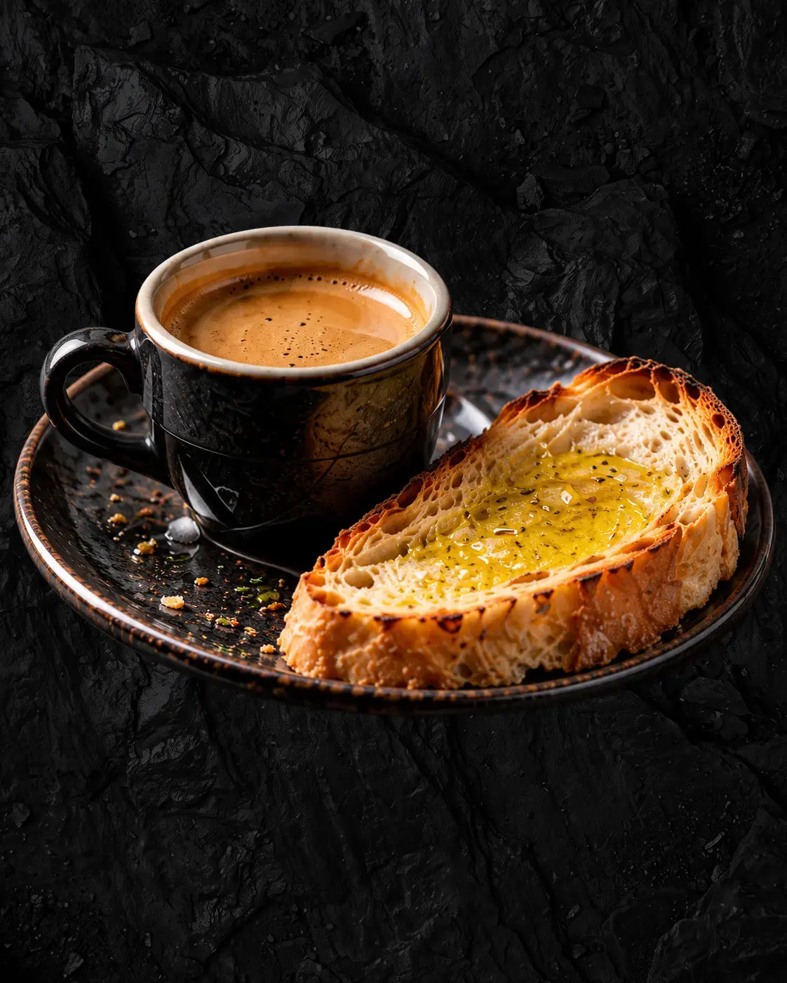 Café con una tostada de pan con aceite de oliva