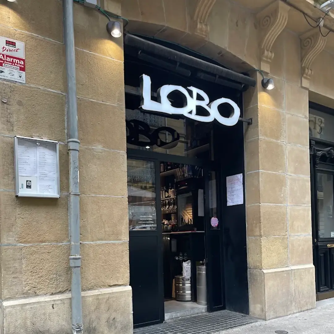 Fachada de LOBO en la Calle Easo